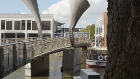 Disparo-Desenfocado-De-Barco-De-Recreo-Pasando-Por-Debajo-Del-Puente-Peros-En-Bristol,-Inglaterra