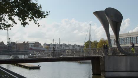 Disparo-Deslizante-De-Gente-Caminando-Sobre-El-Puente-Peros-En-Bristol,-Inglaterra