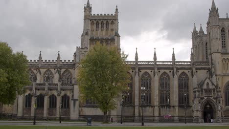 Gleitende-Aufnahme-Der-Türme-Der-Kathedrale-Von-Bristol-In-Bristol