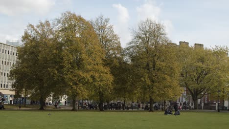 Disparo-Deslizante-De-Personas-En-College-Green-En-Bristol,-Inglaterra