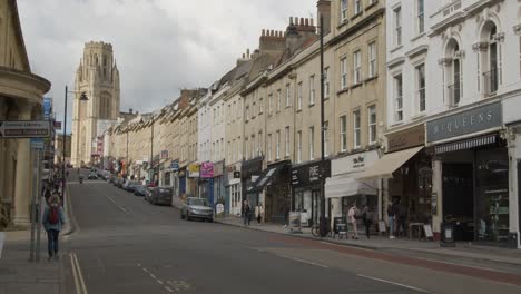 Tiro-De-Seguimiento-De-Gente-Caminando-Por-Park-Street-En-Bristol,-Inglaterra