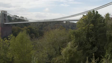 Schwenkaufnahme-Der-Clifton-Suspension-Bridge-In-Bristol,-England