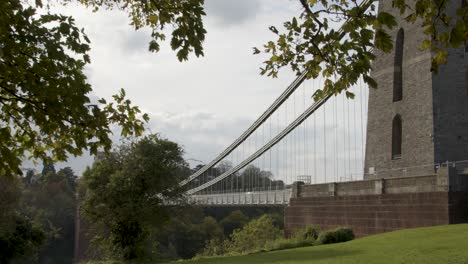 Schiebeschuss-Hinter-Dem-Baum,-Der-Die-Clifton-Hängebrücke-In-Bristol-Enthüllt