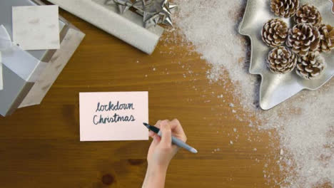 Draufsicht-Auf-Die-Handschrift-Von-Lockdown-Christmas-Auf-Papier-Mit-Weihnachtsgeschenken