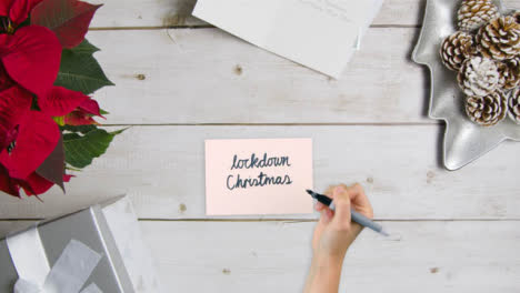 Draufsicht-Auf-Die-Handschrift-Von-Lockdown-Christmas-Auf-Papier-Mit-Weihnachtsgeschenk-Und-Karten