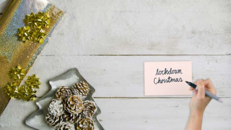 Draufsicht-Auf-Die-Handschrift-Von-Lockdown-Christmas-Auf-Papier-Mit-Weihnachtsgeschenkpapier-With