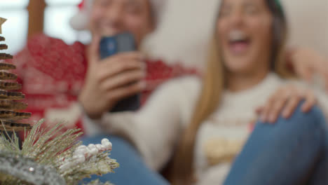 Extreme-Nahaufnahme-Von-Weihnachtsschmuck-Als-Paar-Im-Hintergrund-Mit-Telefon