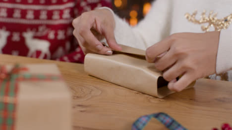 Nahaufnahme-Der-Hände-Der-Jungen-Frau,-Die-Weihnachtsgeschenk-Verpacken