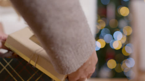 Extreme-Nahaufnahme-Der-Hände-Der-Jungen-Frau,-Die-Das-Weihnachtsgeschenk-öffnen