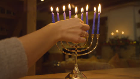 Nahaufnahme-Einer-Weiblichen-Hand,-Die-Während-Der-Chanukka-Feier-Kerzen-Auf-Der-Menora-Anzündet?