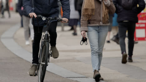 Lange-Aufnahme-Von-Radfahrern-Und-Menschen,-Die-Die-Queen-Street-In-Oxford-England-Hinuntergehen?