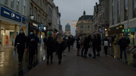 Captura-De-Seguimiento-De-Gente-Caminando-Por-La-Concurrida-Calle-Comercial-En-Oxford,-Inglaterra