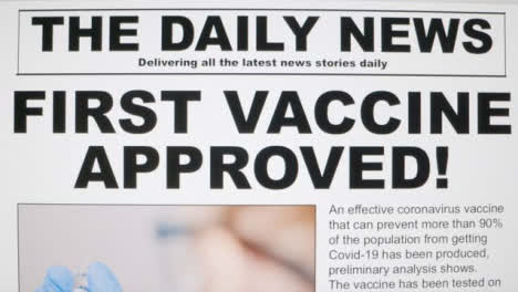 Dolly-Aus-Extremer-Nahaufnahme-Des-Nachrichtenartikels-Zum-Coronavirus-Impfstoff-Auf-Dem-Computerbildschirm
