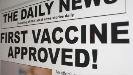 Dolly-Aus-Extremer-Nahaufnahme-Eines-Nachrichtenartikels-Zum-Coronavirus-Impfstoff-Auf-Einem-Computerbildschirm