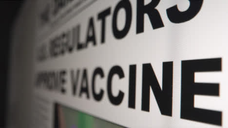 Schieben-Sie-Eine-Extreme-Nahaufnahme-Der-Schlagzeile-Des-Coronavirus-Impfstoffs-Auf-Dem-Computerbildschirm