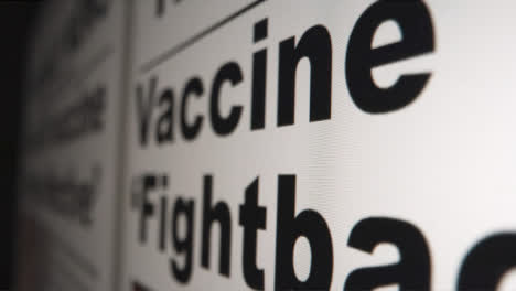 Schieben-Sie-Eine-Extreme-Nahaufnahme-Der-Schlagzeile-Des-Coronavirus-Impfstoffs-Auf-Einem-Computerbildschirm