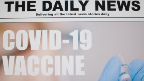 Nahaufnahme-Des-Scrollens-Von-Covid-19-Impfstoffnachrichten-Überschriften-Auf-Dem-Computerbildschirm