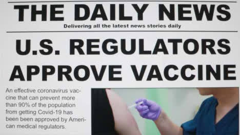 Dolly-Aus-Nahaufnahme-Eines-Nachrichtenartikels-Zur-Zulassung-Von-Covid-19-Impfstoffen-Auf-Einem-Computerbildschirm