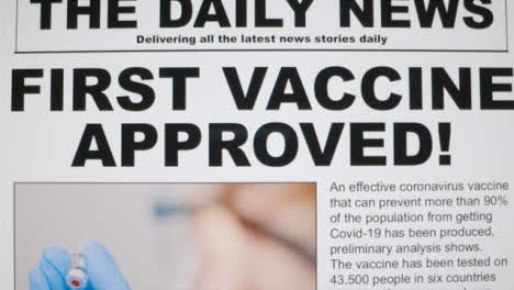 Dolly-Aus-Nahaufnahme-Des-Ersten-Nachrichtenartikels-Zur-Covid-19-Impfstoffzulassung-Auf-Einem-Computerbildschirm