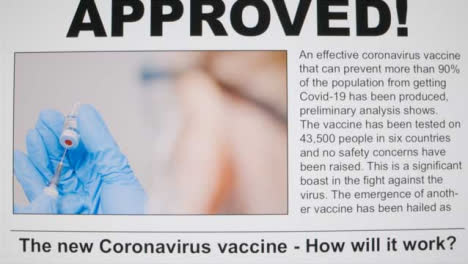 Nahaufnahme-Der-Ersten-Covid-19-Impfstoffzulassung,-Die-Einen-Nachrichtenartikel-Auf-Einem-Computerbildschirm-Scrollt