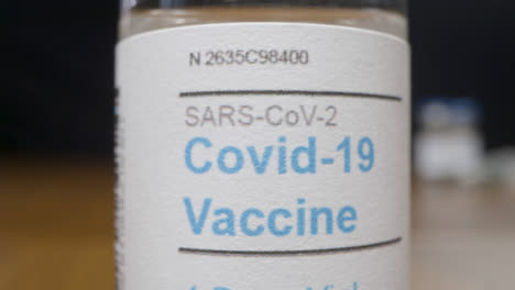 Schieben-Sie-Extreme-Nahaufnahmen-Von-Covid-19-Impfstofffläschchen