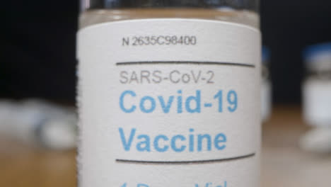 Deslizamiento-Extremo-Primer-Plano-Del-Vial-De-Vacuna-Contra-El-Coronavirus