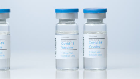 Schieben-Sie-Nahaufnahme-Von-Drei-Fläschchen-Mit-Coronavirus-Impfstoff