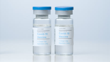 Schieben-Sie-Nahaufnahme-Von-Drei-Fläschchen-Eines-Coronavirus-Impfstoffs