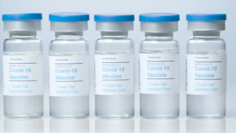 Nahaufnahme-Von-Fünf-Fläschchen-Mit-Covid-Impfstoff