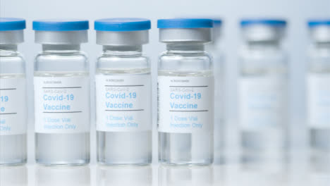 Schieben-Sie-Nahaufnahme-Von-Fünf-Fläschchen-Mit-Coronavirus-Impfstoff