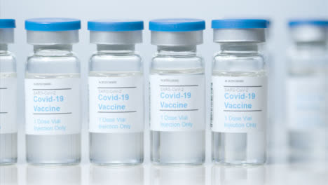 Schieben-Sie-Nahaufnahme-Von-Vier-Fläschchen-Mit-Coronavirus-Impfstoff