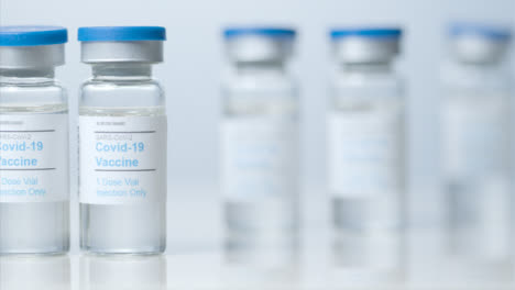 Schieben-Sie-Nahaufnahme-Von-Vier-Fläschchen-Mit-Covid-19-Impfstoff