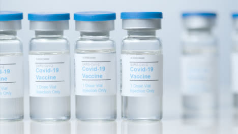 Schieben-Sie-Nahaufnahme-Von-Fünf-Fläschchen-Eines-Covid-19-Impfstoffs