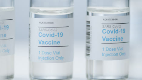 Schieben-Sie-Extreme-Nahaufnahmen-Von-Fläschchen-Mit-Covid-19-Impfstoff