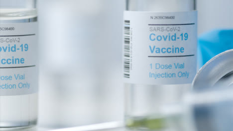 Rutschende-Extreme-Nahaufnahme-Von-Fläschchen-Mit-Covid-Impfstoff