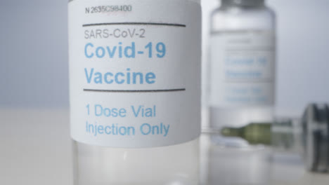 Gleiten-In-Extremer-Nahaufnahme-Durch-Mehrere-Fläschchen-Mit-Covid-19-Impfstoff
