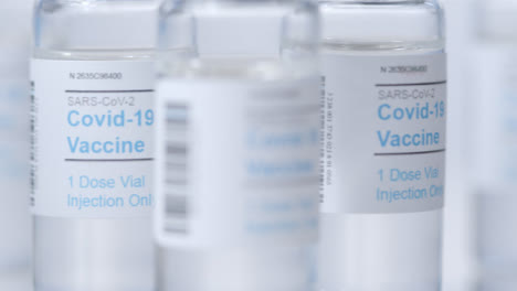 Gleiten-In-Extremer-Nahaufnahme-An-Mehreren-Fläschchen-Mit-Covid-19-Impfstoff-Vorbei