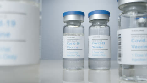 Schieben-Sie-Nahaufnahme-Von-Fläschchen-Mit-Coronavirus-Impfstoff