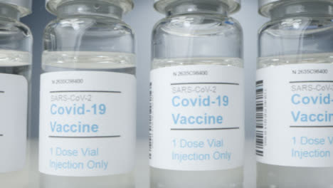 Schieben-Sie-Extreme-Nahaufnahmen-Entlang-Der-Linie-Von-Covid-19-Impfstofffläschchen