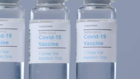 Schieben-Sie-Extreme-Nahaufnahmen-Entlang-Der-Linie-Von-Covid-Impfstofffläschchen