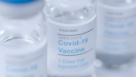 Schieben-Sie-Extreme-Nahaufnahmen-Von-Mehreren-Covid-19-Impfstofffläschchen