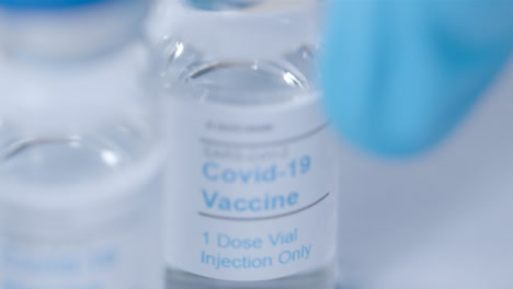 Schieben-Sie-Extreme-Nahaufnahmen-Mehrerer-Covid-Impfstofffläschchen