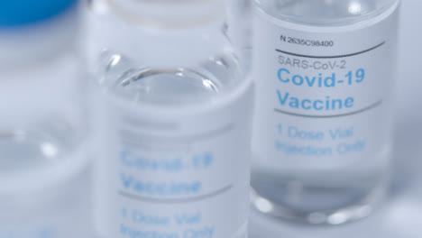 Schieben-Sie-Extreme-Nahaufnahmen-Von-Mehreren-Coronavirus-Impfstofffläschchen