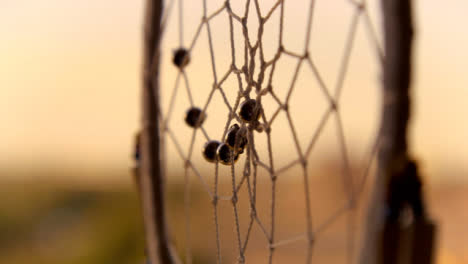 Extreme-Nahaufnahme-Des-Dreamcatcher-Netzes,-Das-Sich-Im-Wind-Dreht