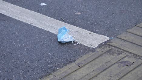 Disparo-De-Alto-ángulo-De-Mano-De-Peatones-Caminando-Sobre-La-Mascarilla-Desechada