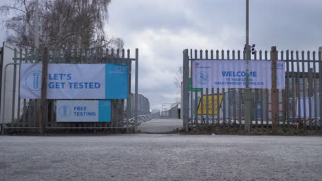 Weitwinkelaufnahme-Von-Autos,-Die-Am-Eingang-Zum-Testgelände-Von-Covid-19-Vorbeifahren