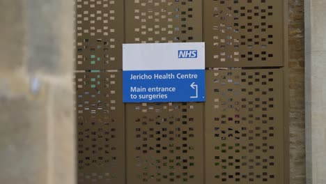 Handheld-Tonaufnahme-Des-Jericho-Health-Center-Schildes-In-Oxford