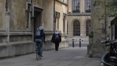 Handheld-Breitbild-Von-Radfahrer-Und-Fußgänger-In-Der-Catte-Street-In-Oxford?