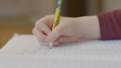 Nahaufnahme-Von-Kinderhand,-Während-Sie-Auf-Ein-Stück-Papier-Schreiben-Write