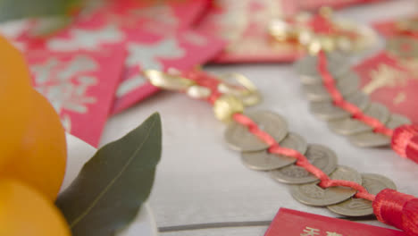 Schieben-Sie-Nahaufnahme-Eines-Haufens-Von-Roten-Taschen-Des-Chinesischen-Neujahrs